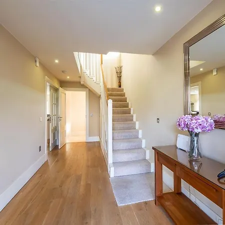 Spacious To Sleep 8 Just A Short Stroll From *