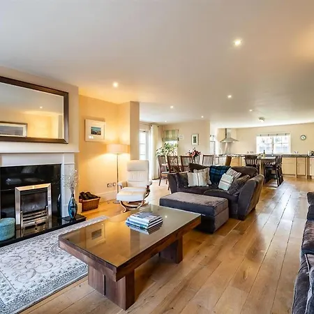 Spacious To Sleep 8 Just A Short Stroll From