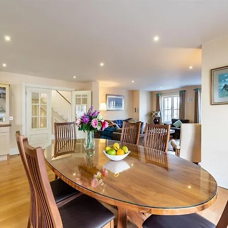 Casa vacanze Spacious To Sleep 8 Just A Short Stroll From