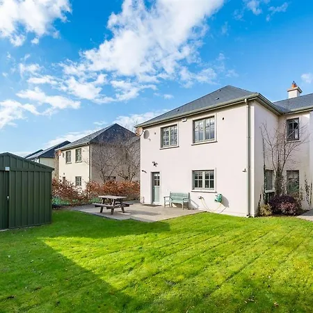 Spacious To Sleep 8 Just A Short Stroll From *