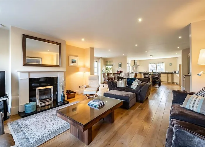 Spacious To Sleep 8 Just A Short Stroll From