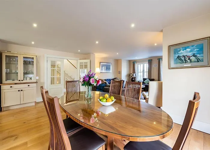 Casa vacanze Spacious To Sleep 8 Just A Short Stroll From