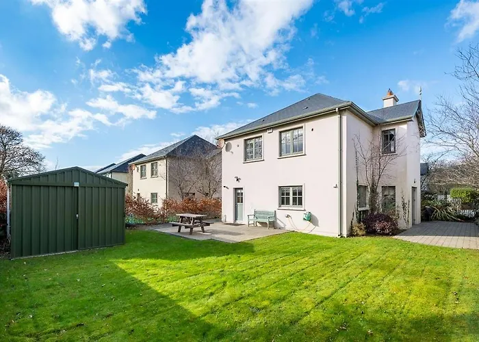 Spacious To Sleep 8 Just A Short Stroll From *